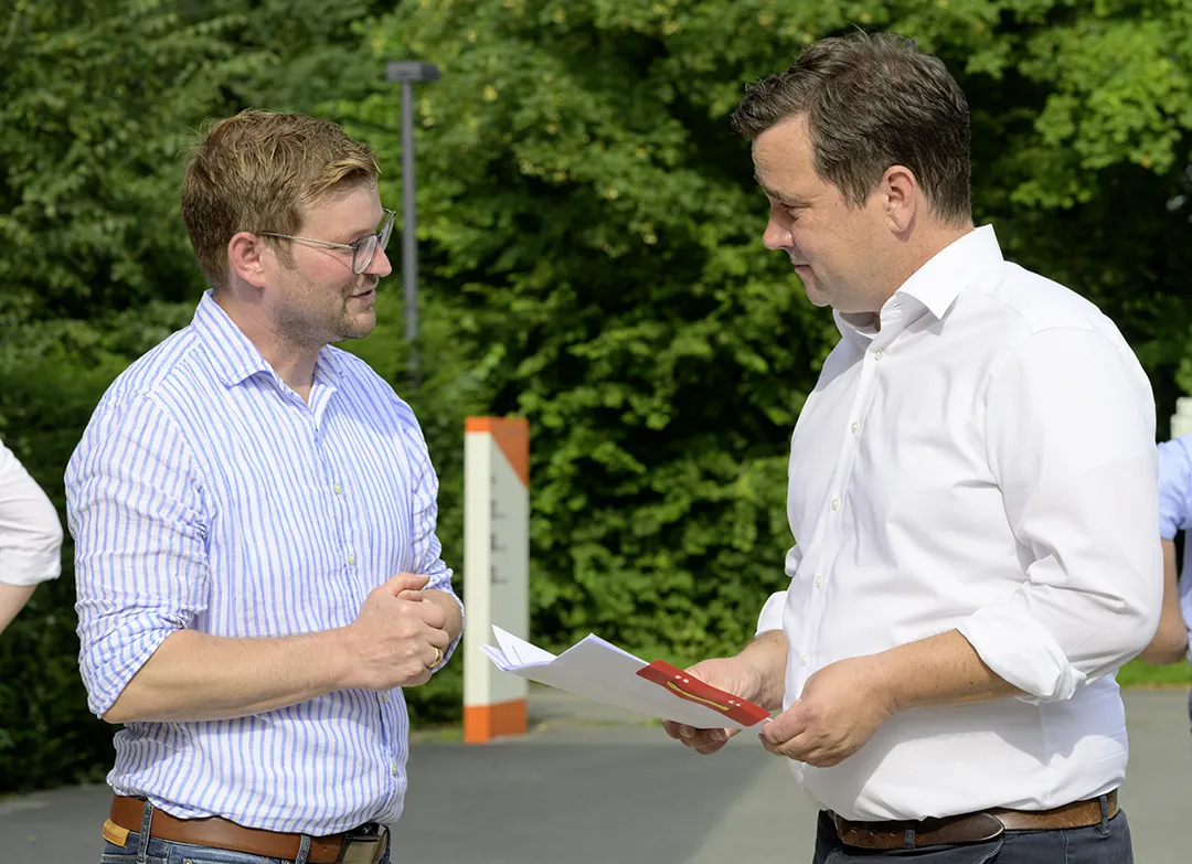 Lutz Brinkmann unterhält sich mit Unterstützer